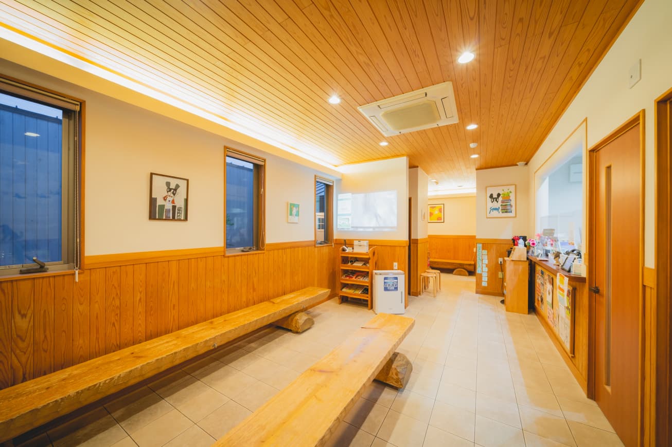 飼い主さまもペットもリラックスしてお待ちいただける広々とした待合室を完備してます。