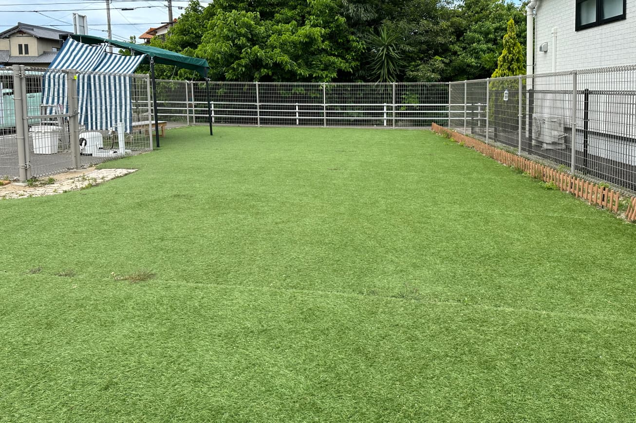 リラックスしてのびのびと遊べる芝生のドッグランを併設しております