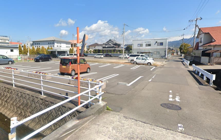 クリニック前に駐車場があります。