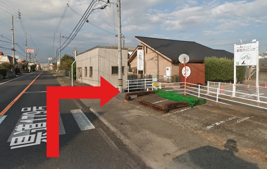 県道179号線から矢印の箇所で曲がってください